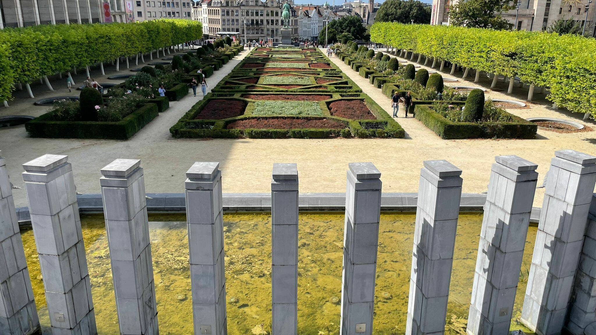 Fontaine du Mont des Arts de Bruxelles vue de derrière