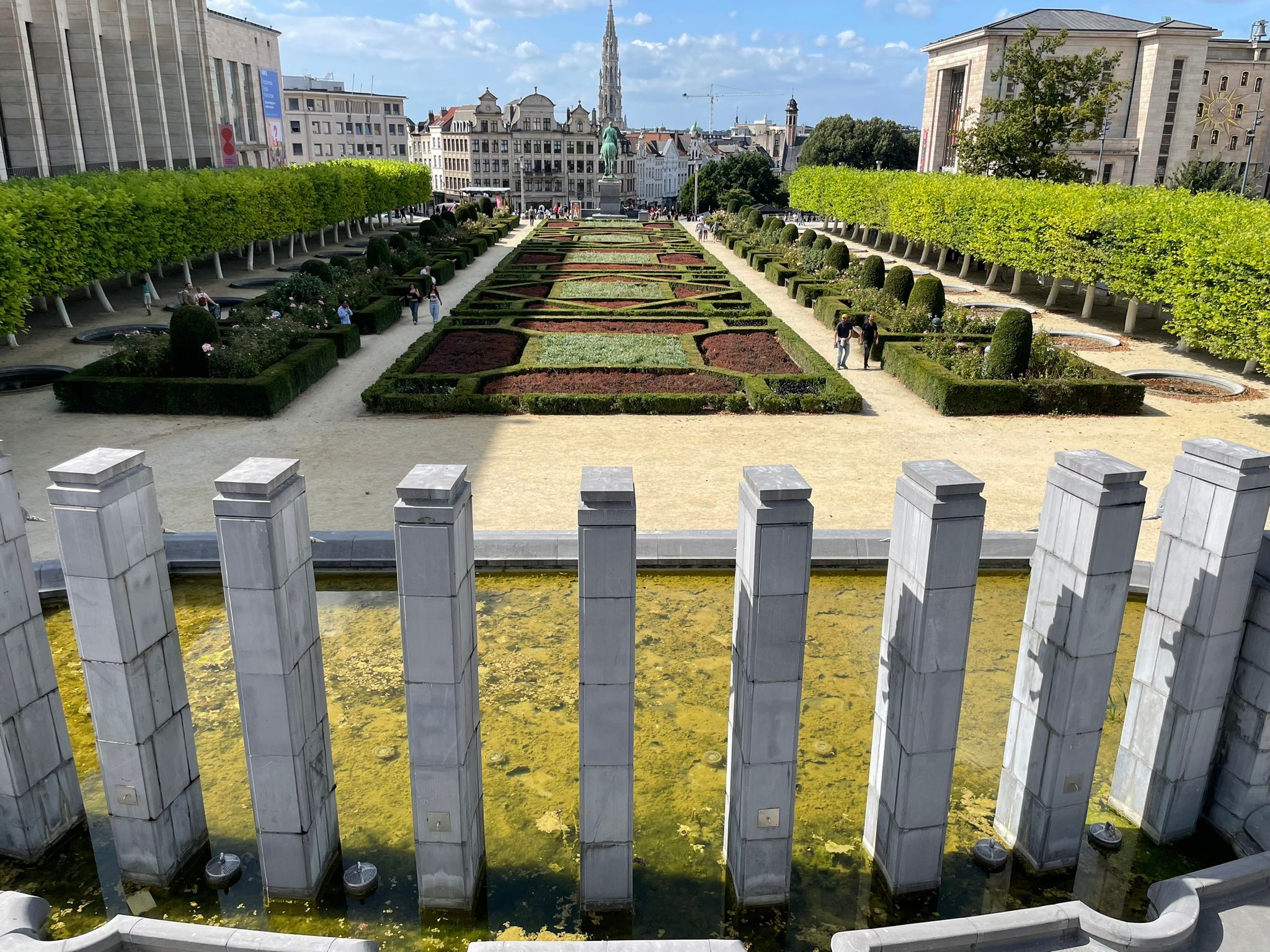 Fontaine du Mont des Arts de Bruxelles vue de derrière