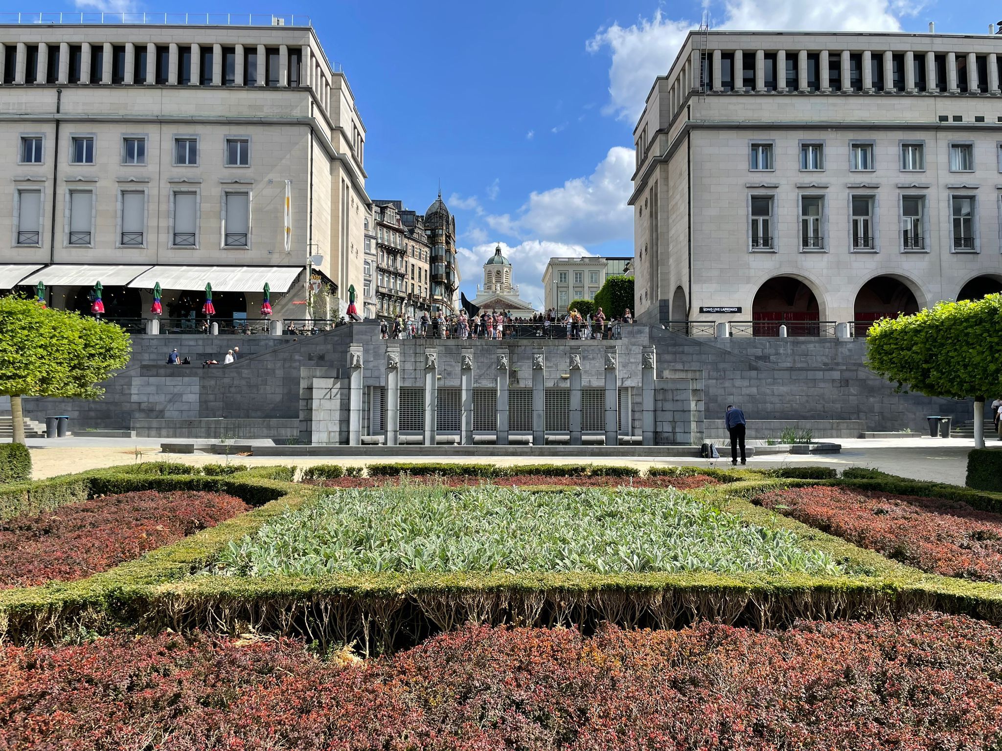 Vue de face de la fontaine du Mont des Arts à l'arrêt avant rénovations